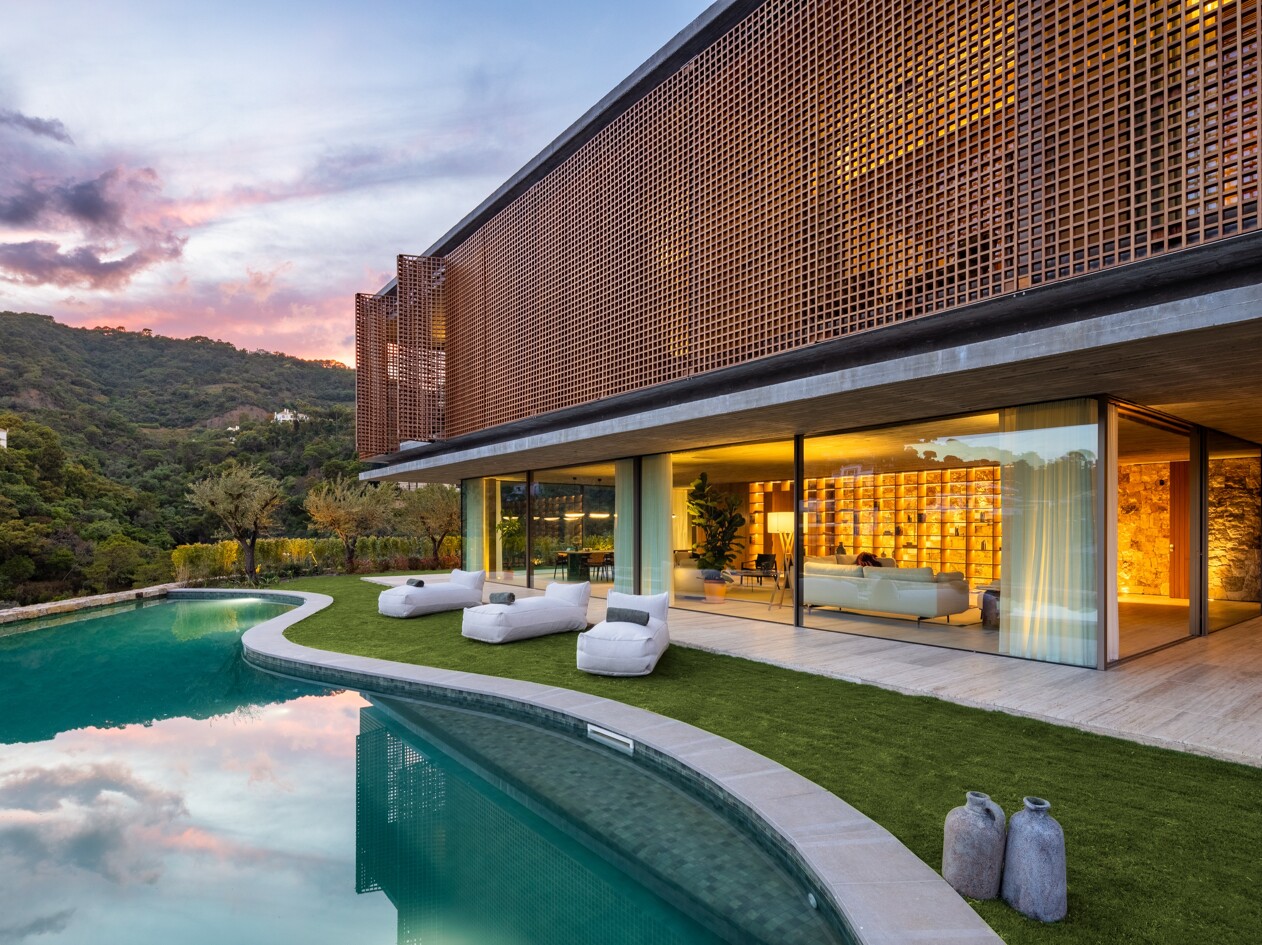 Villa Mashrabiya — Exterior pool dusk