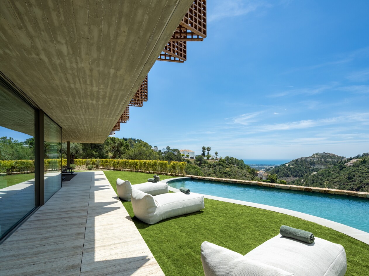 Villa Mashrabiya — Pool deck loungers